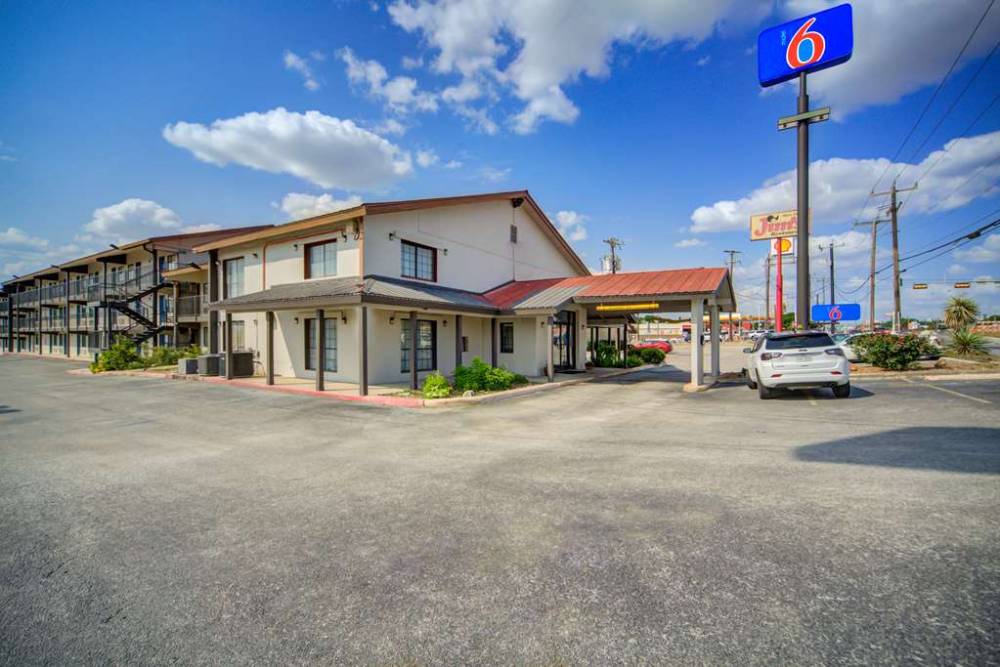 Motel San Antonio TX I Corridor Exterior