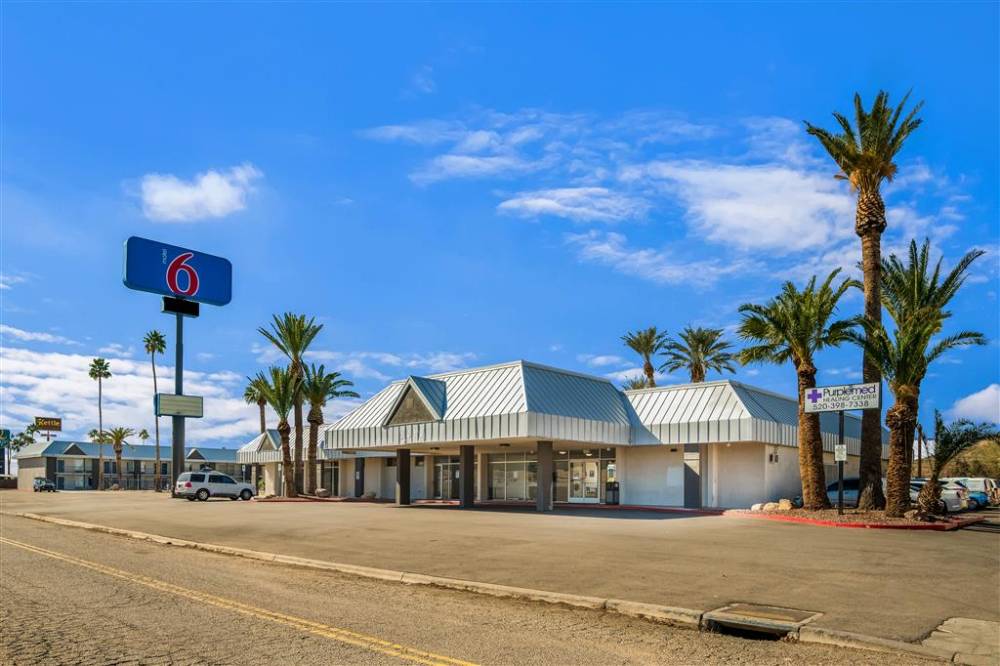 Motel Tuscan exterior