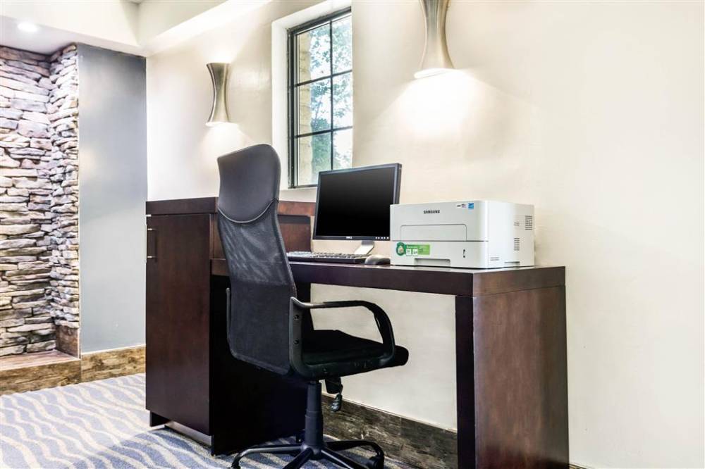 Quality Inn And Suites Airport 4