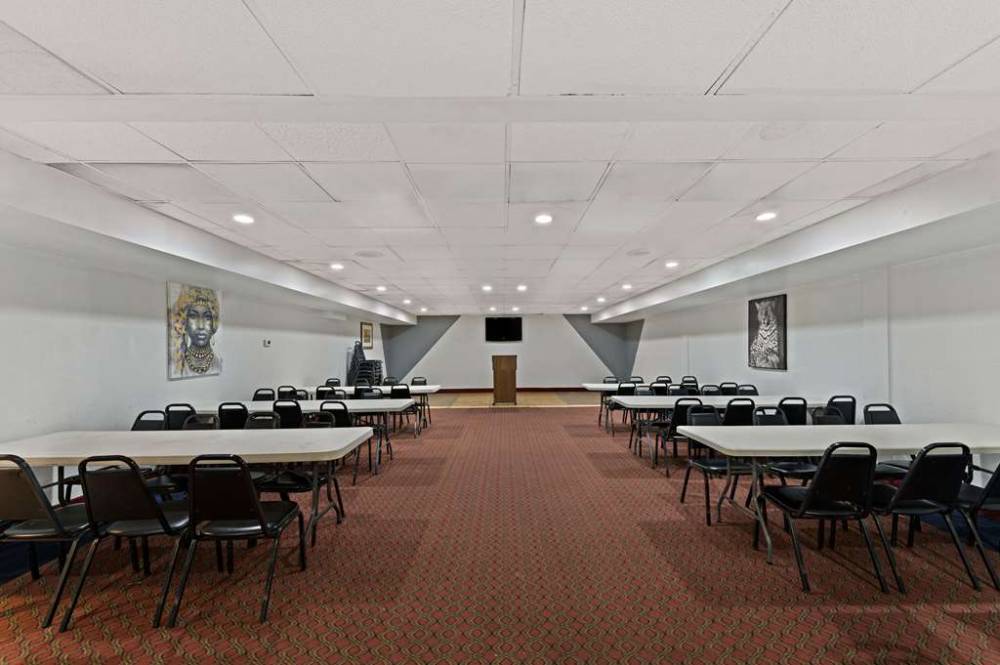 Quality Inn And Suites Near I-480 And I-29 3