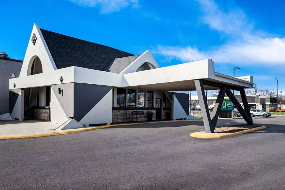 Quality Inn And Suites Near I-480 And I-29 2