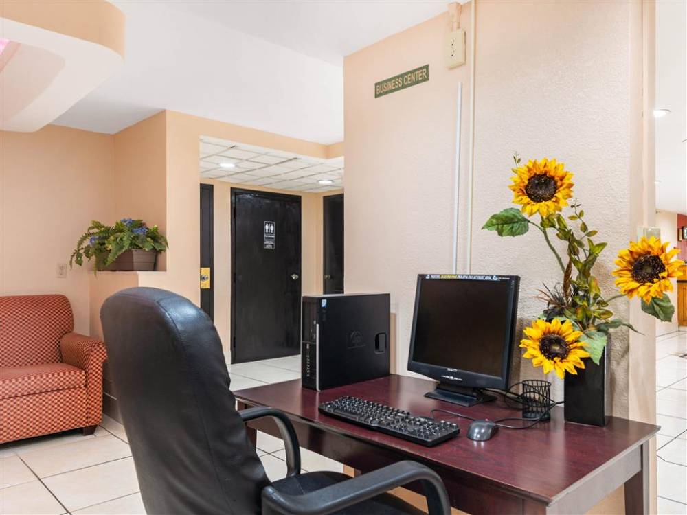 Quality Inn And Suites Orlando Airport 4