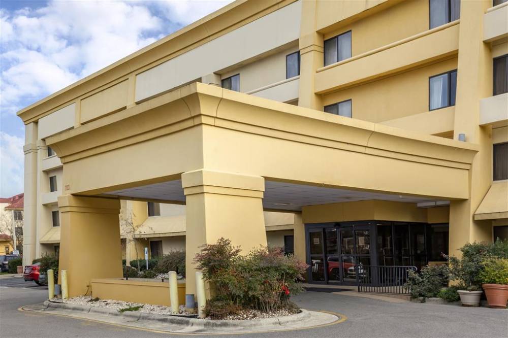 Quality Inn And Suites Raleigh Durham Ai 2