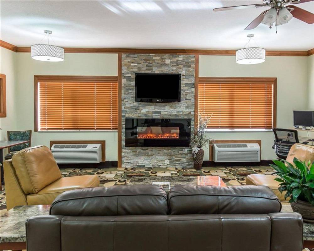 Quality Inn At Collins Road - Cedar Rapi 3