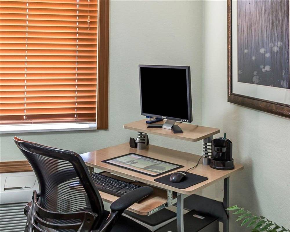 Quality Inn At Collins Road - Cedar Rapi 5
