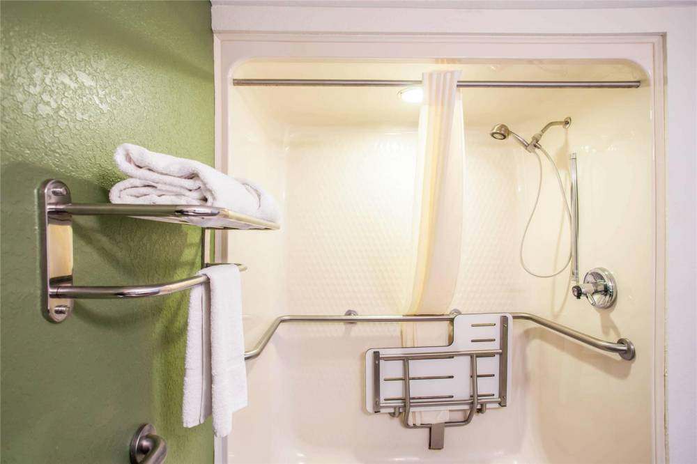 Quality Inn Kansas City International Airport 7