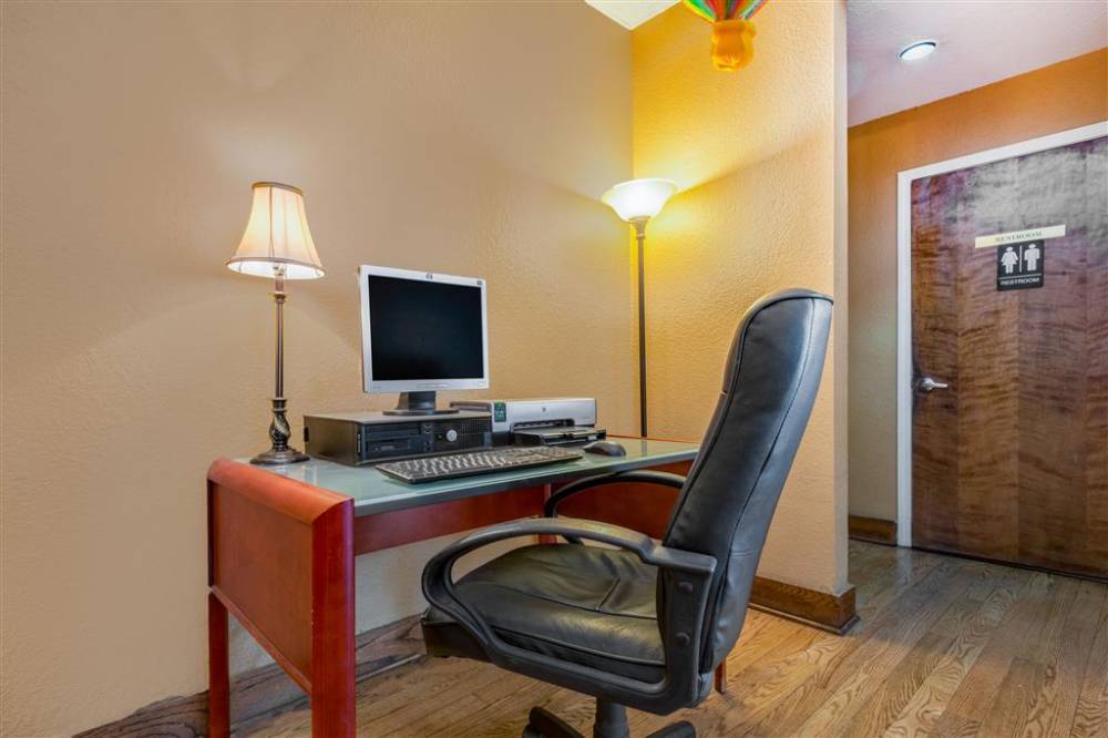Ramada By Wyndham Albuquerque Airport 4