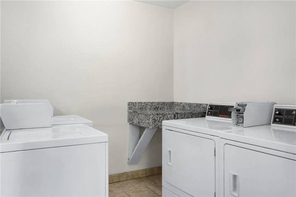 Ramada By Wyndham Cedar Rapids South 6