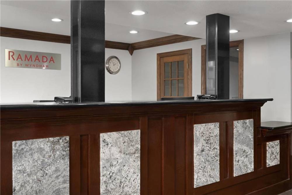 Ramada By Wyndham Cedar Rapids South 3