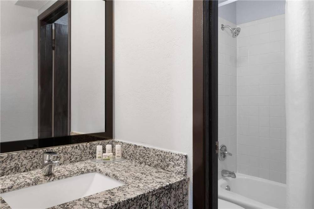 Ramada By Wyndham Cedar Rapids South 8
