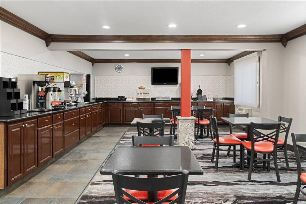 Ramada By Wyndham Cedar Rapids South 5