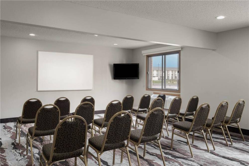 Ramada By Wyndham Cedar Rapids South 2