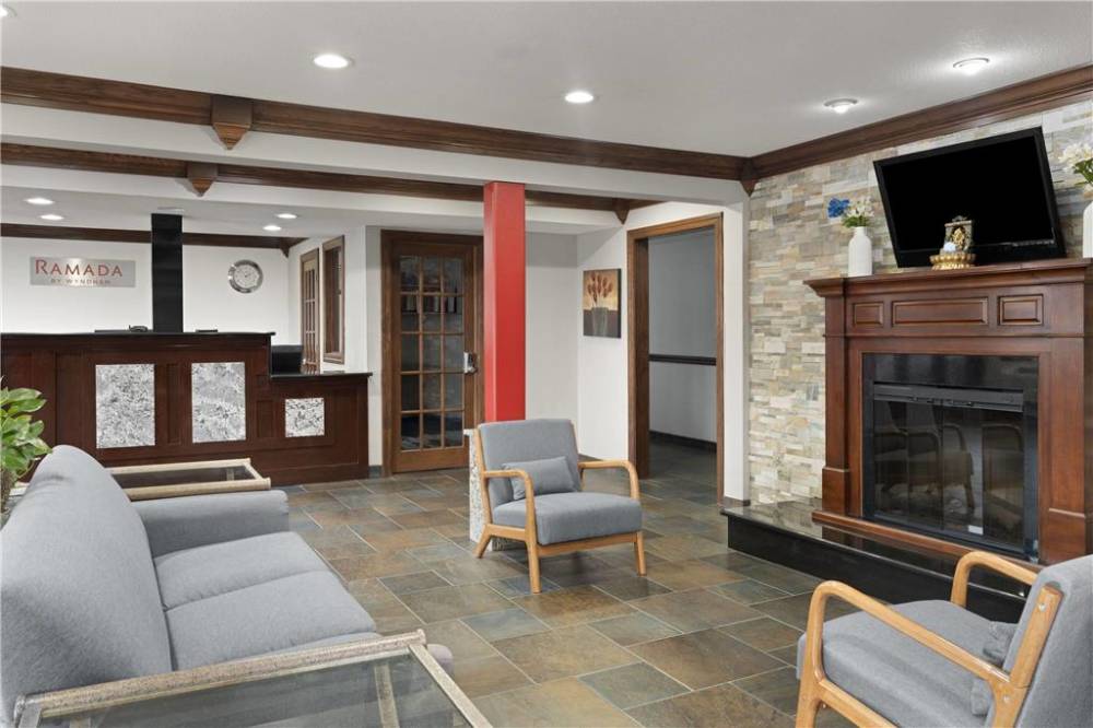 Ramada By Wyndham Cedar Rapids South 4