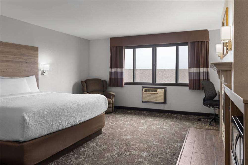 Ramada By Wyndham Cedar Rapids South 9