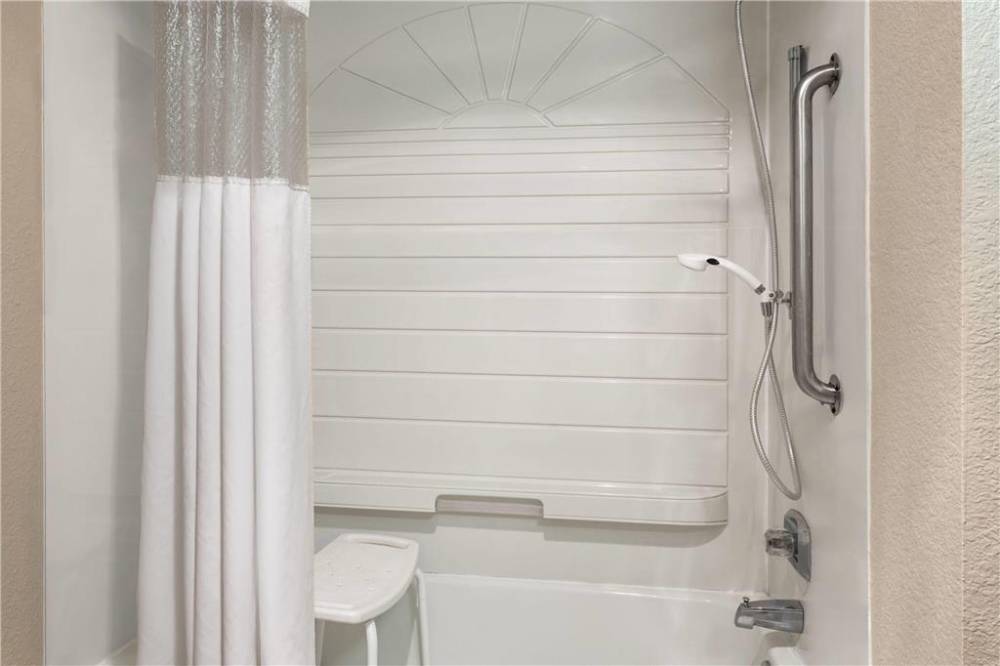Ramada By Wyndham Cedar Rapids South 10