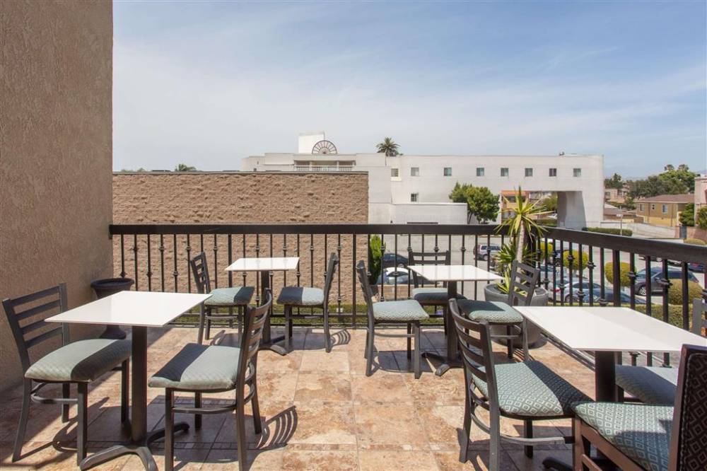 Ramada By Wyndham Culver City 2