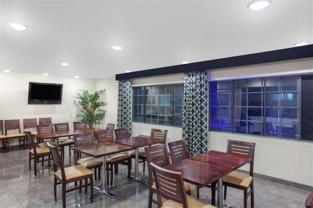 Ramada By Wyndham Culver City 3