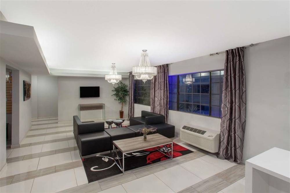 Ramada By Wyndham Culver City 4