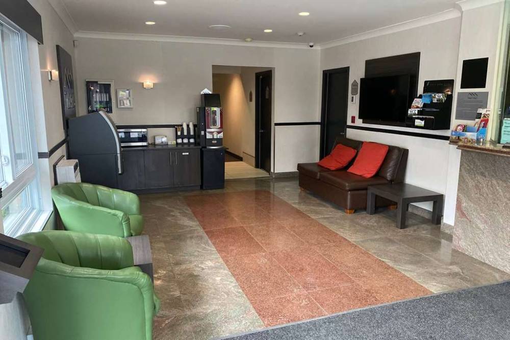Ramada By Wyndham Laval 2