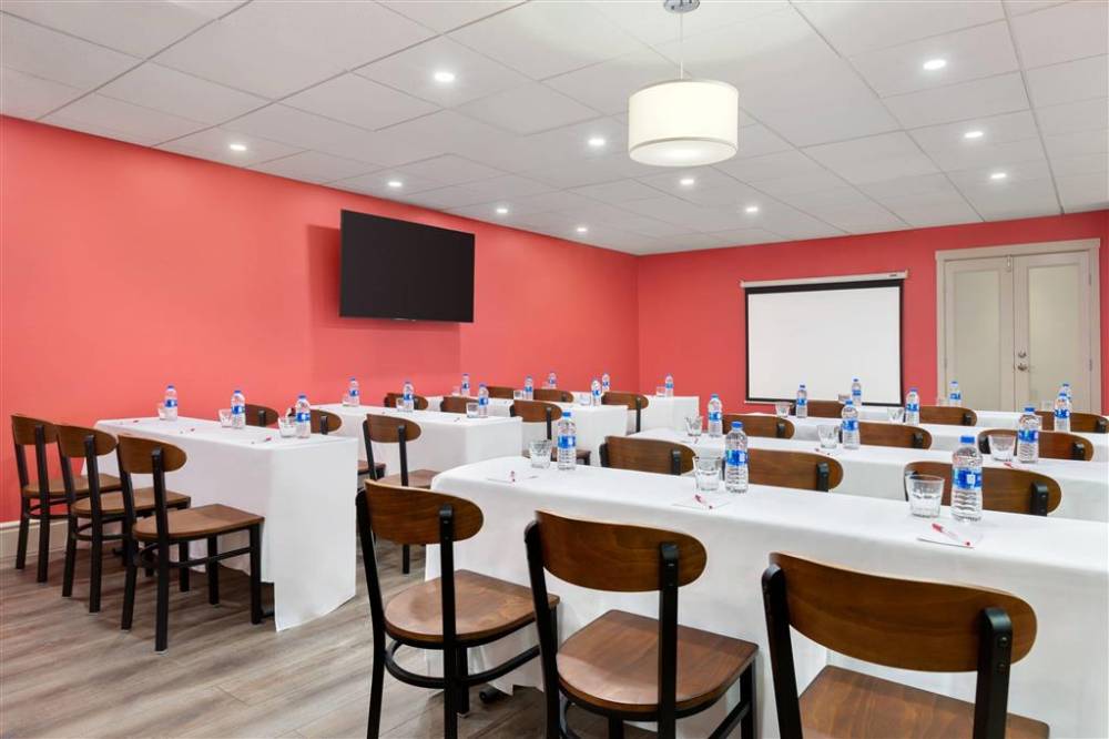 Ramada By Wyndham Oakland Downtown City Center 2