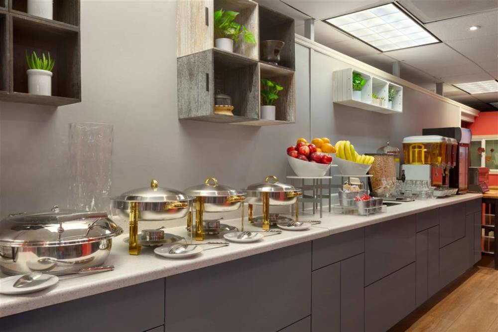 Ramada By Wyndham Oakland Downtown City Center 4