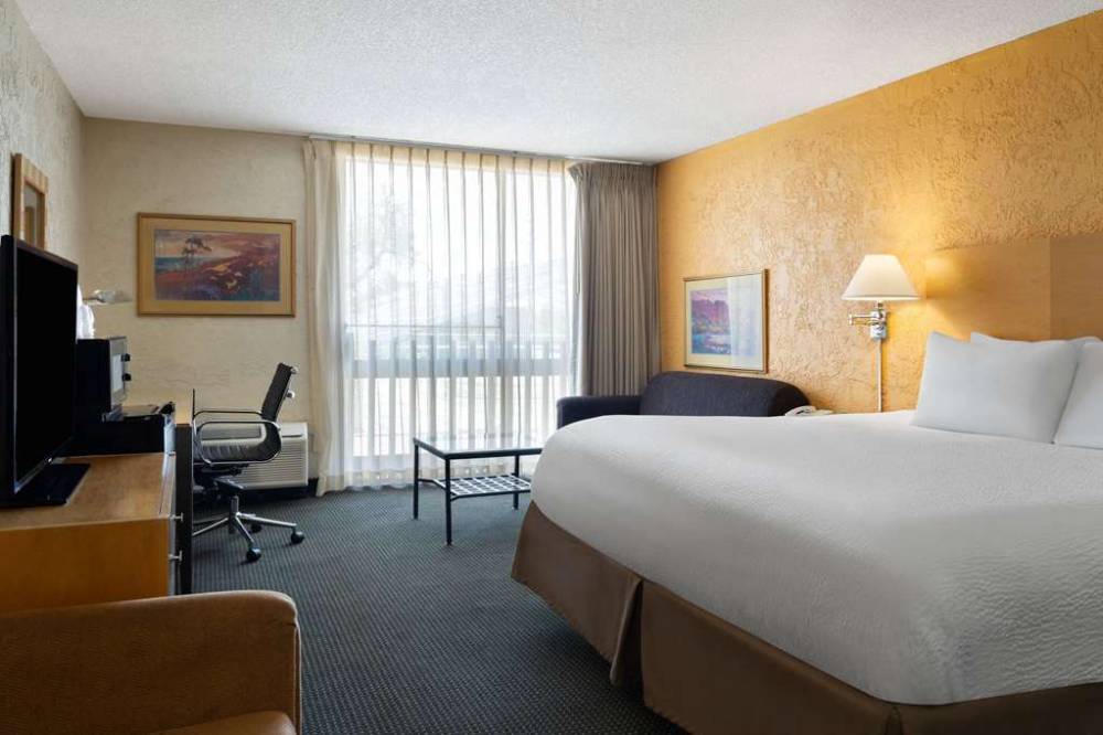 Ramada By Wyndham Tucson 9