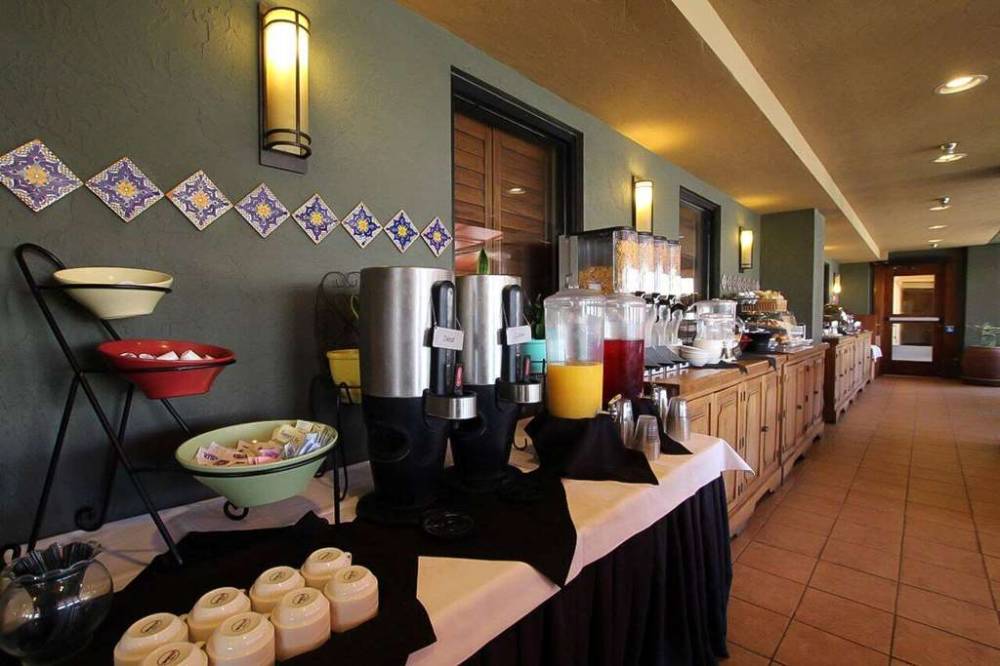Ramada By Wyndham Tucson 7