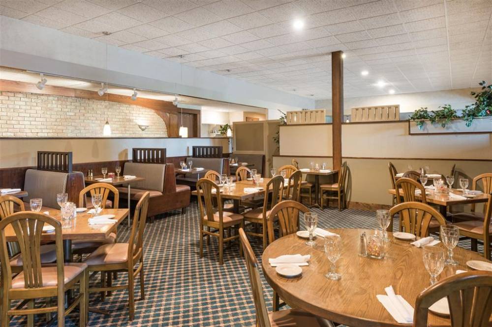 Ramada Plaza By Wyndham Portland 8