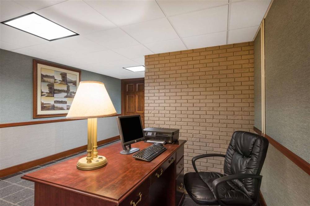 Ramada Plaza By Wyndham Portland 7