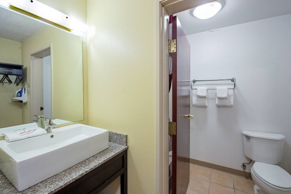 Red Roof Suites Indianapolis Airport 3