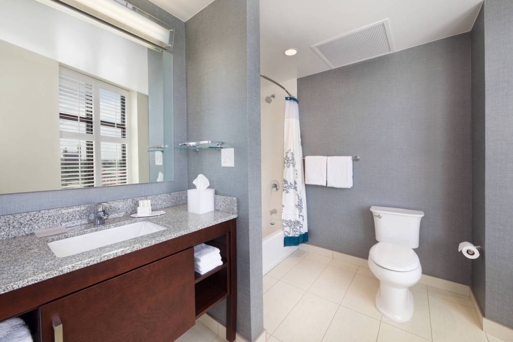 One-Bedroom Corner King Suite - Bathroom