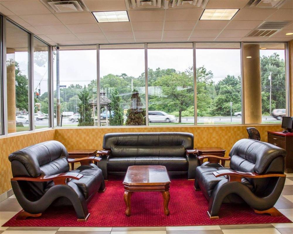 Rodeway Inn Macarthur Airport 4