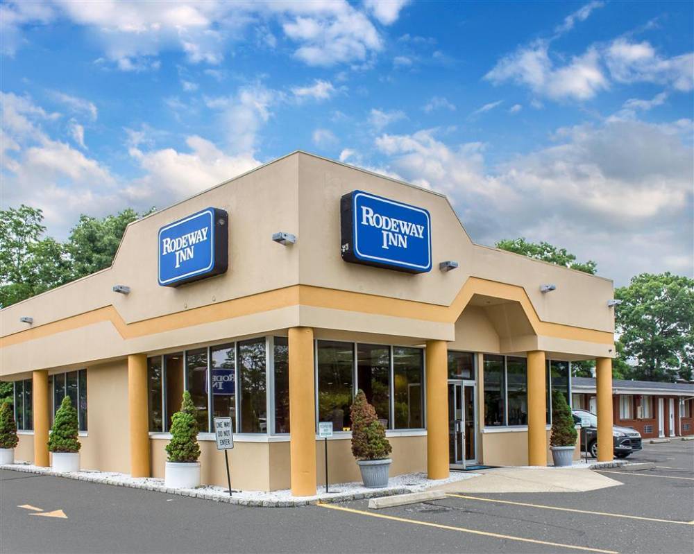Rodeway Inn Macarthur Airport 2