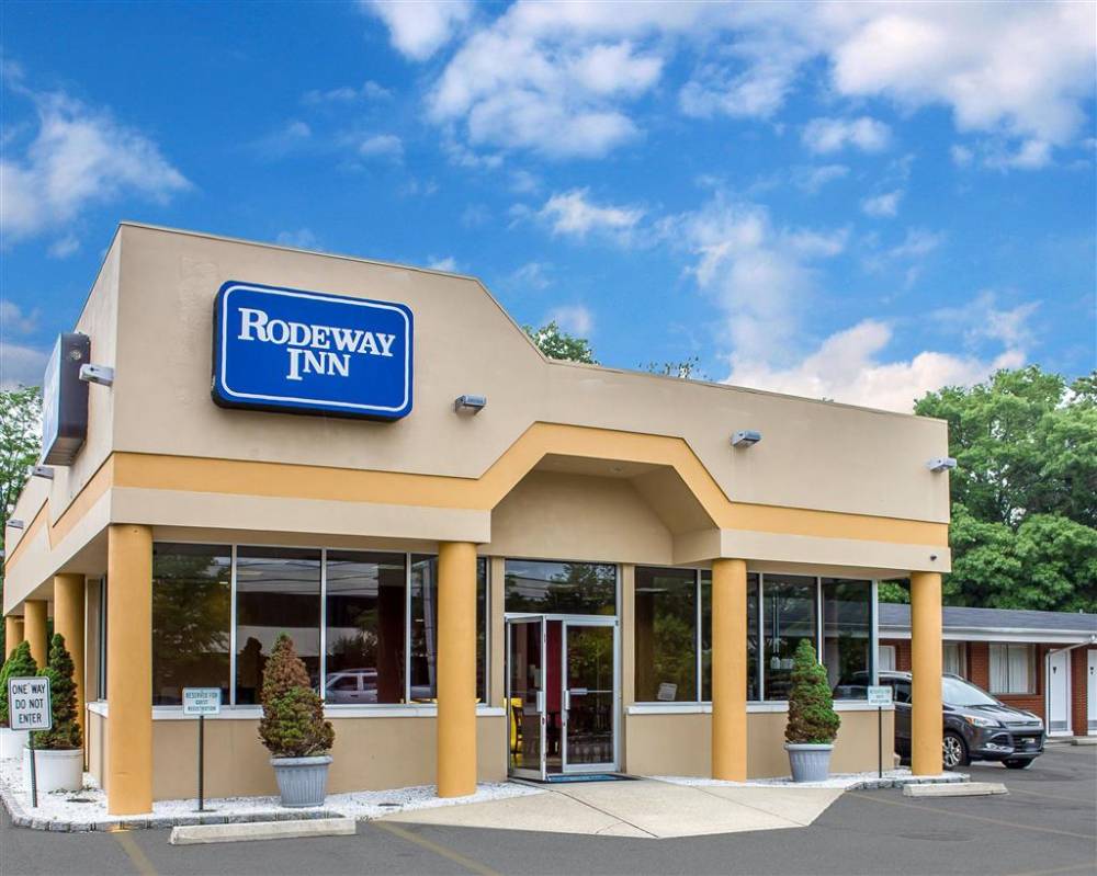 Rodeway Inn Macarthur Airport 3