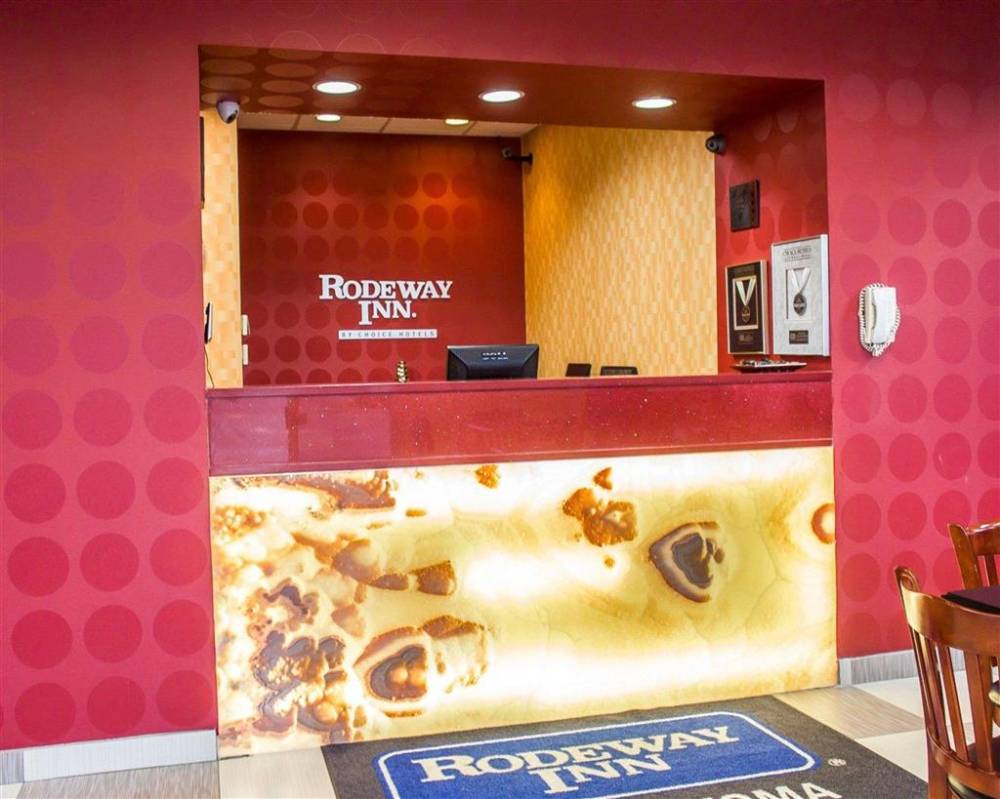 Rodeway Inn Macarthur Airport 5