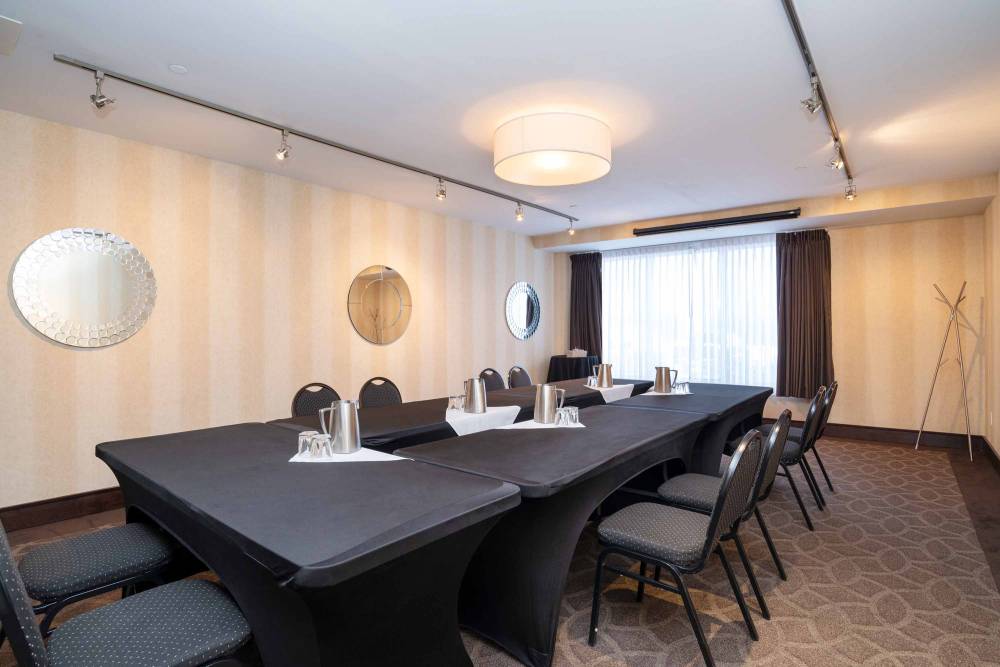 Sandman Hotel & Suites Calgary South 4