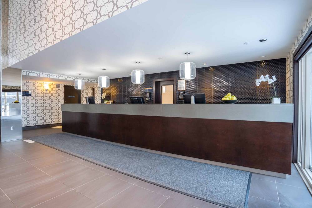 Sandman Hotel & Suites Calgary South 8