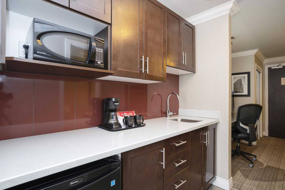 Sandman Hotel & Suites Calgary South 2