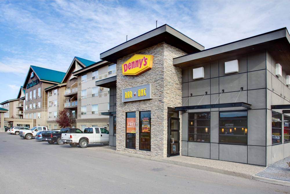 Sandman Hotel & Suites Calgary West 3