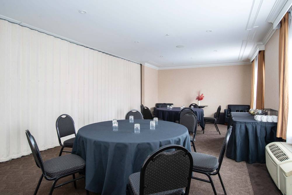 Sandman Hotel & Suites Calgary West 5