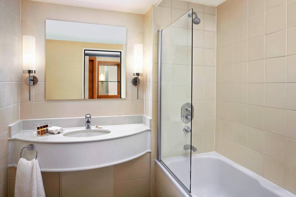 Guest Bathroom - Shower/Tub