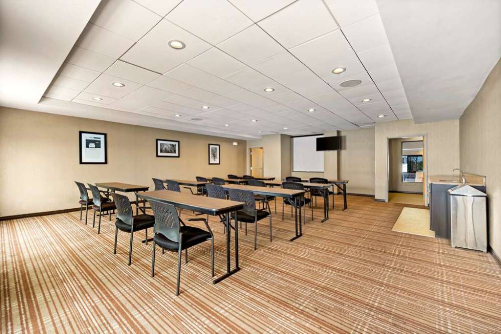 Sonesta Essential Indianapolis Airport 3