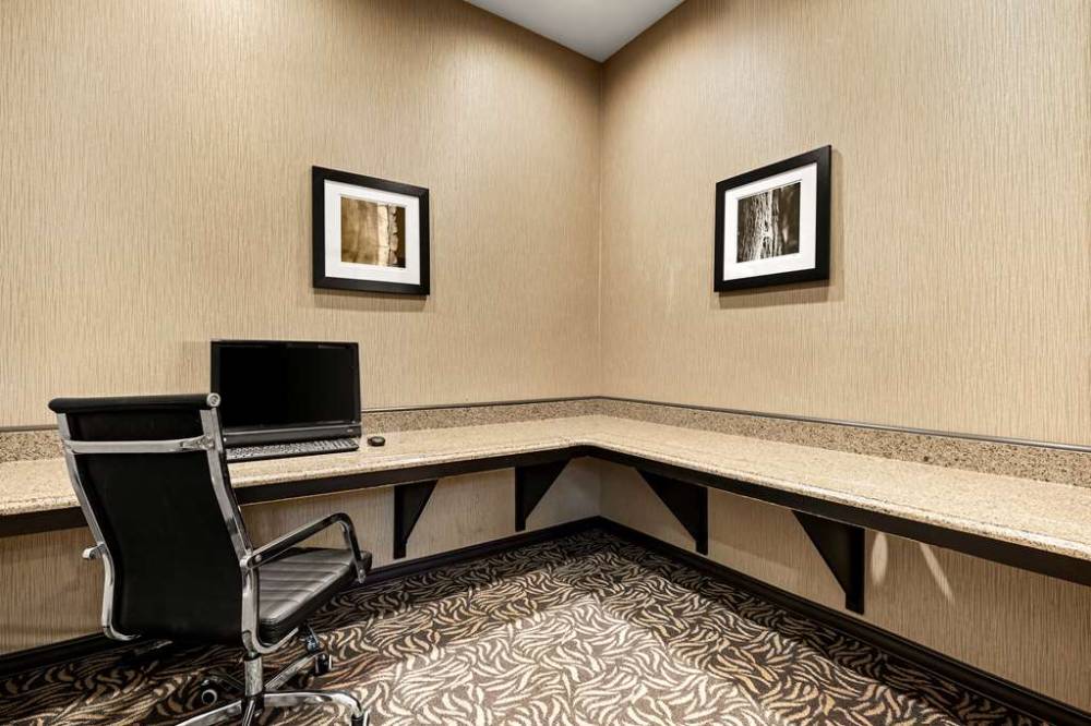 Sonesta Essential Indianapolis Airport 7