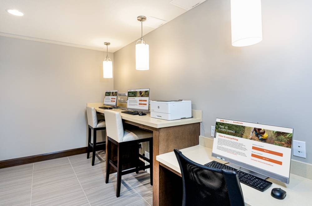 Staybridge Stes Airport West 4