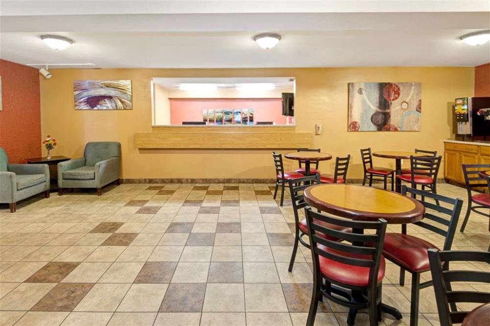 Super 8 By Wyndham Albuquerque West/coors Blvd 4
