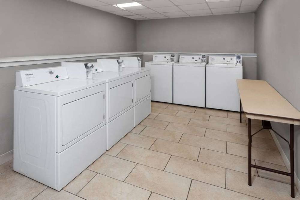Super 8 By Wyndham Baltimore Northwest 4