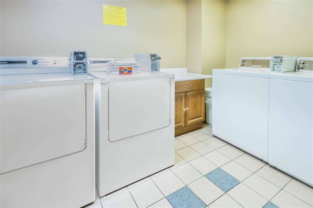 Super 8 By Wyndham Calgary/airport 4