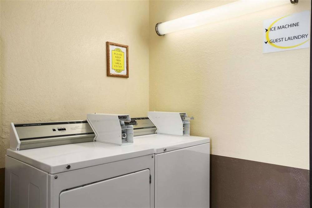 Super 8 By Wyndham Cedar Rapids 3