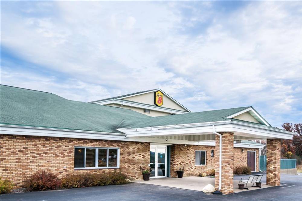 Super 8 By Wyndham Osseo Wi 1