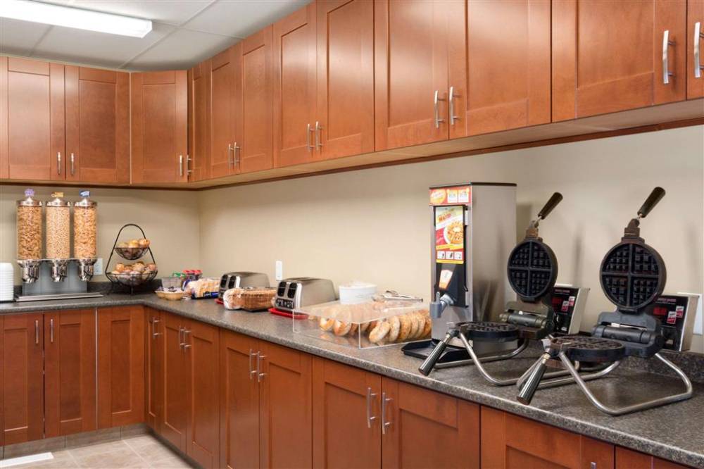 Super 8 By Wyndham Regina 3